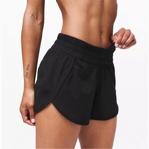 Lululemon Tracker Mid-Rise Short 4" in Black; Size 6